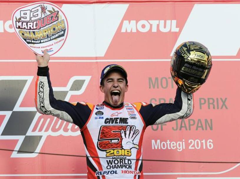 Marc Marquez a Motegi, in Giappone, ha approfittato della disfatta Yamaha con Rossi e Lorenzo out e ha conquistato il terzo mondiale in MotoGp (il quinto in carriera). Ecco lo spagnolo festeggiare sul podio. 